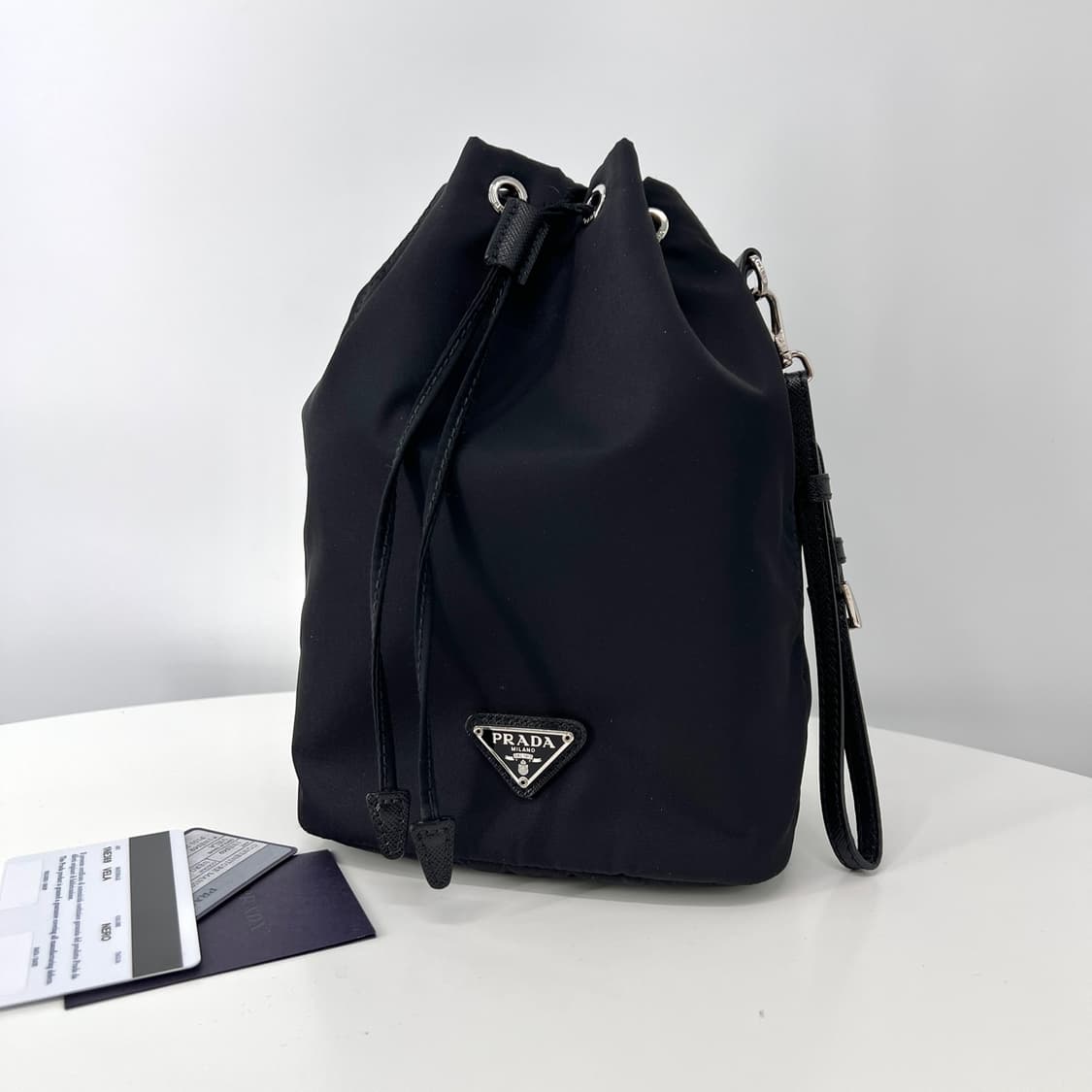 프라다 나일론 삼각로고 버킷 파우치 블랙 (1NE369) 상품이미지2