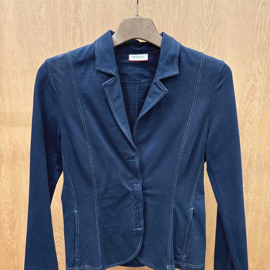 막스앤코 코튼 저지 테일러드 자켓 절개 라인 스티치 디테일 네이비 상품이미지4
