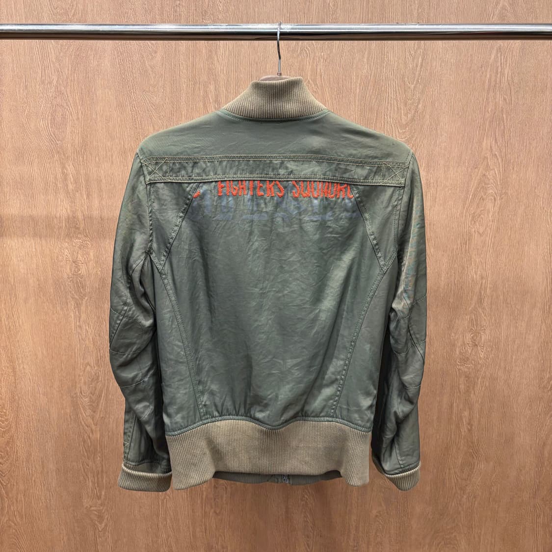 디젤 항공 점퍼 레드 자수 아트워크 어깨 견장 로고 버튼 디테일 카키 상품이미지3