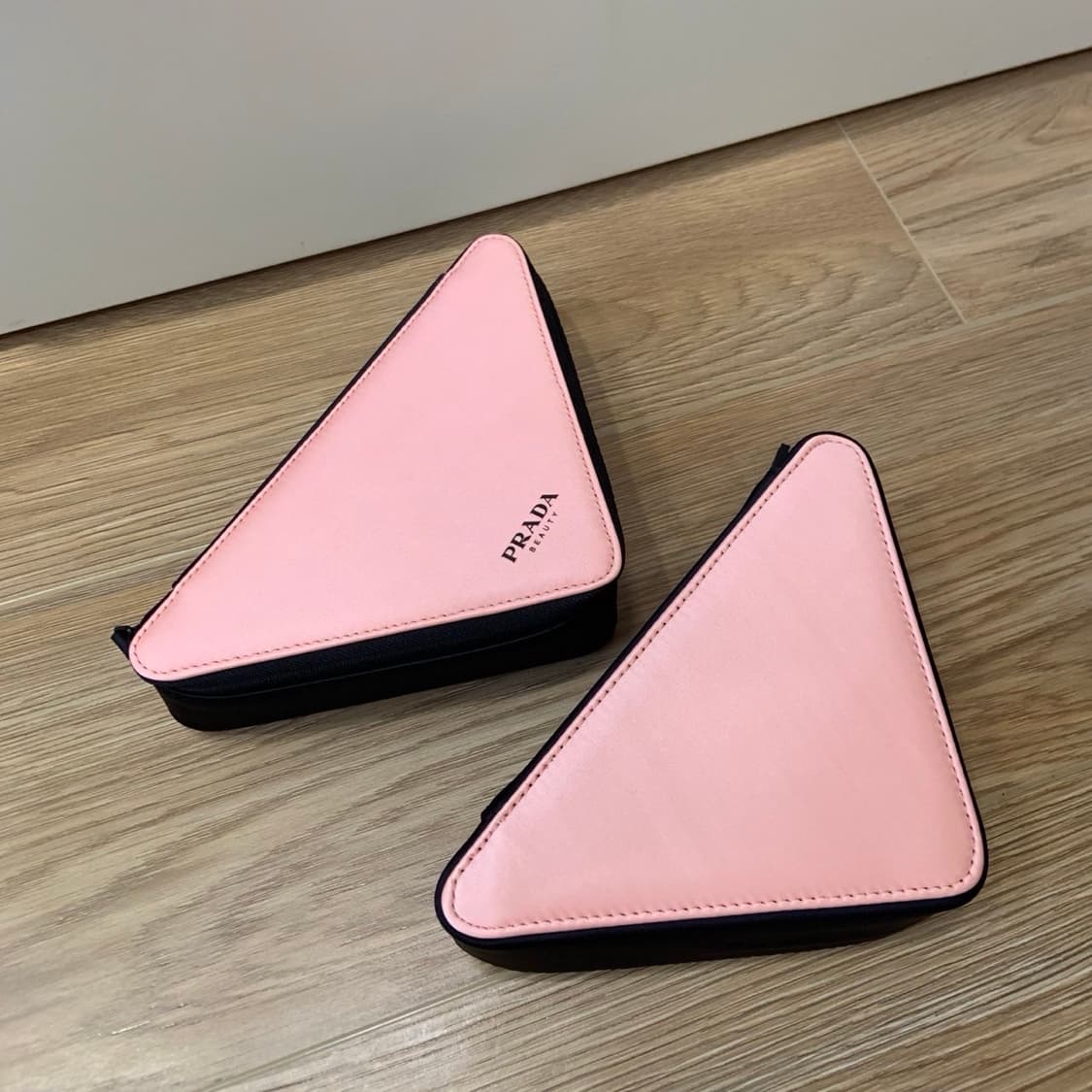 프라다뷰티 삼각 파우치 핑크 상품이미지4