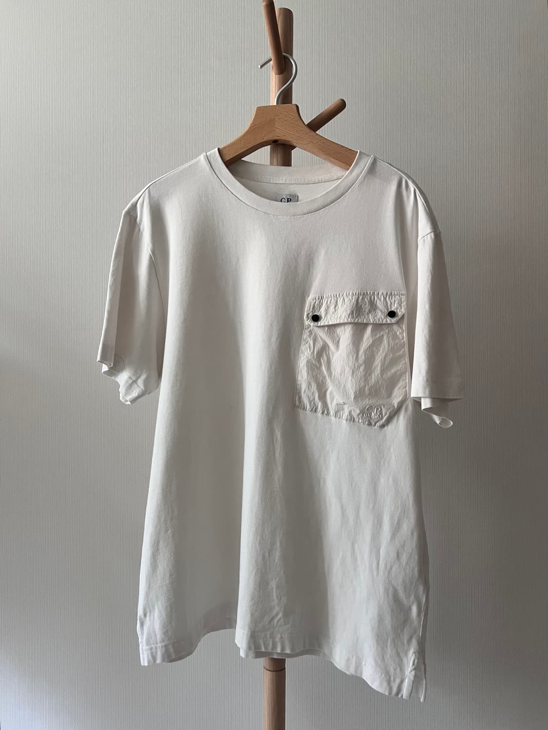 CP컴퍼니 포켓 로고 반팔티 상품이미지1