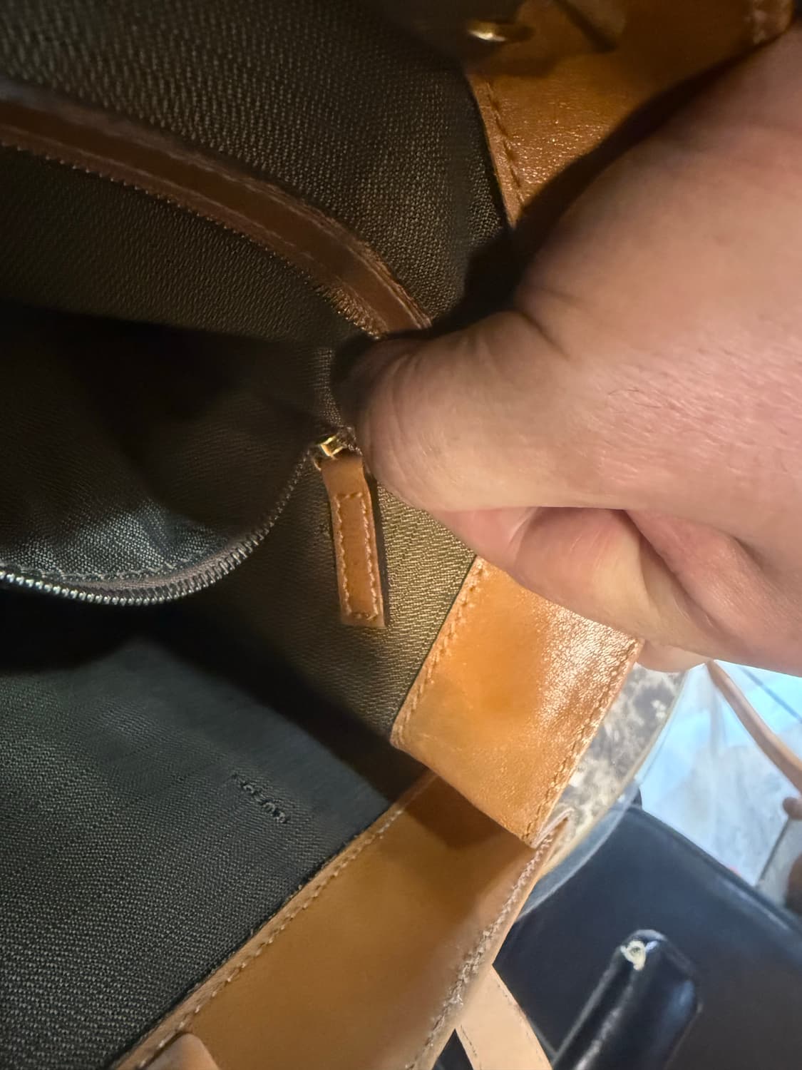 정품 펜디 레더 토트백 팝니다 상품이미지9