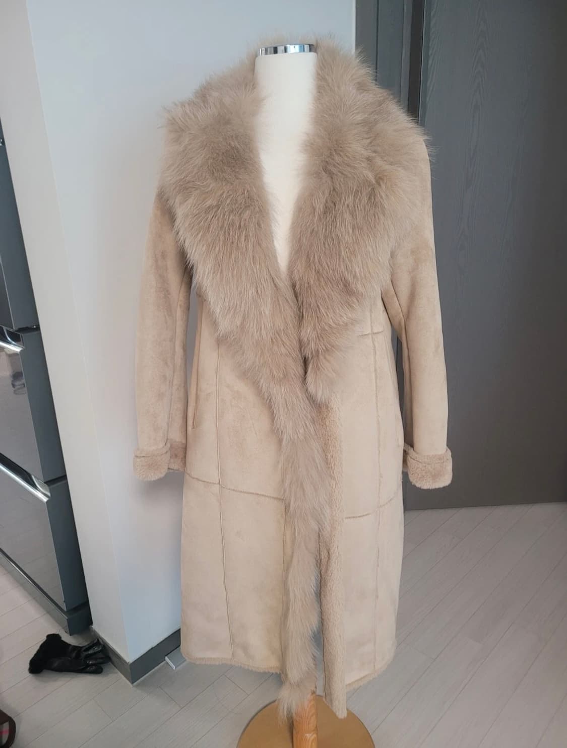 더아이잗 (The Izzat)폭스 퍼 배색 에코 무스탕 롱 코트 상품이미지6