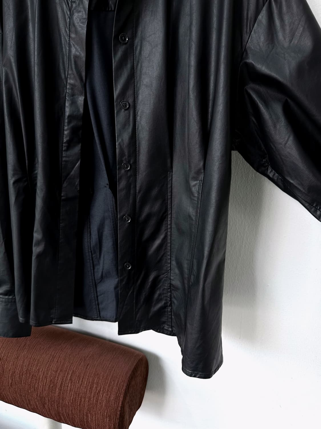 Fake leather design tuck shirt 상품이미지2