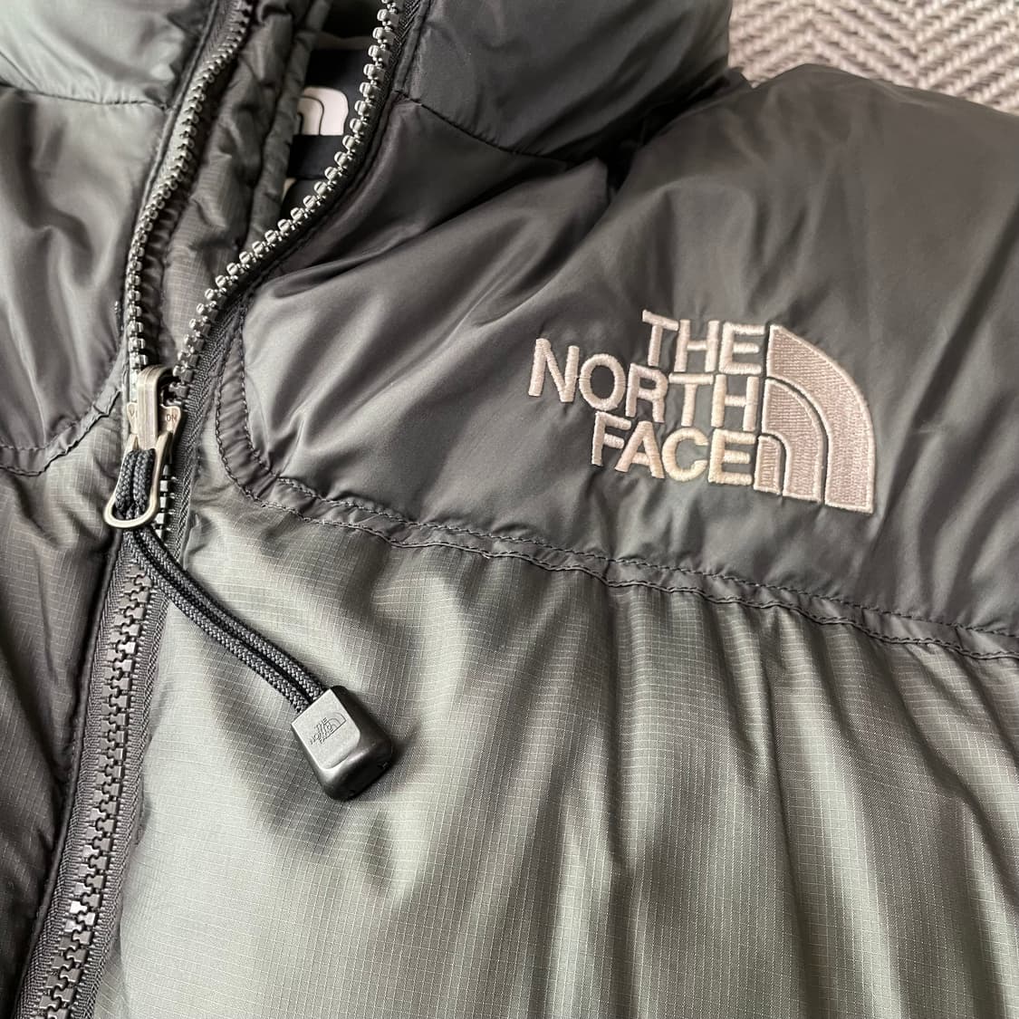 [105] 노스페이스 센터로고 700 무광 그레이 눕시 패딩 상품이미지3