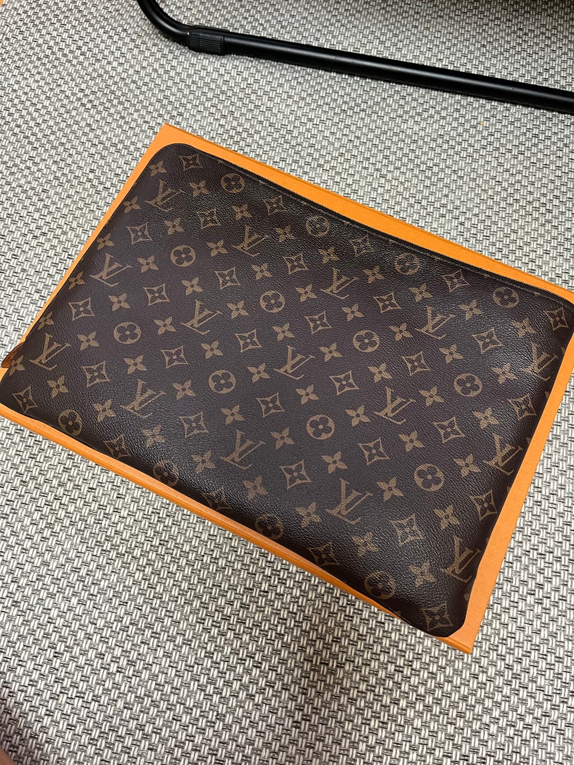 루이비통 에튀보야주 gm 클러치 (제일 큰 사이즈) 상품이미지1