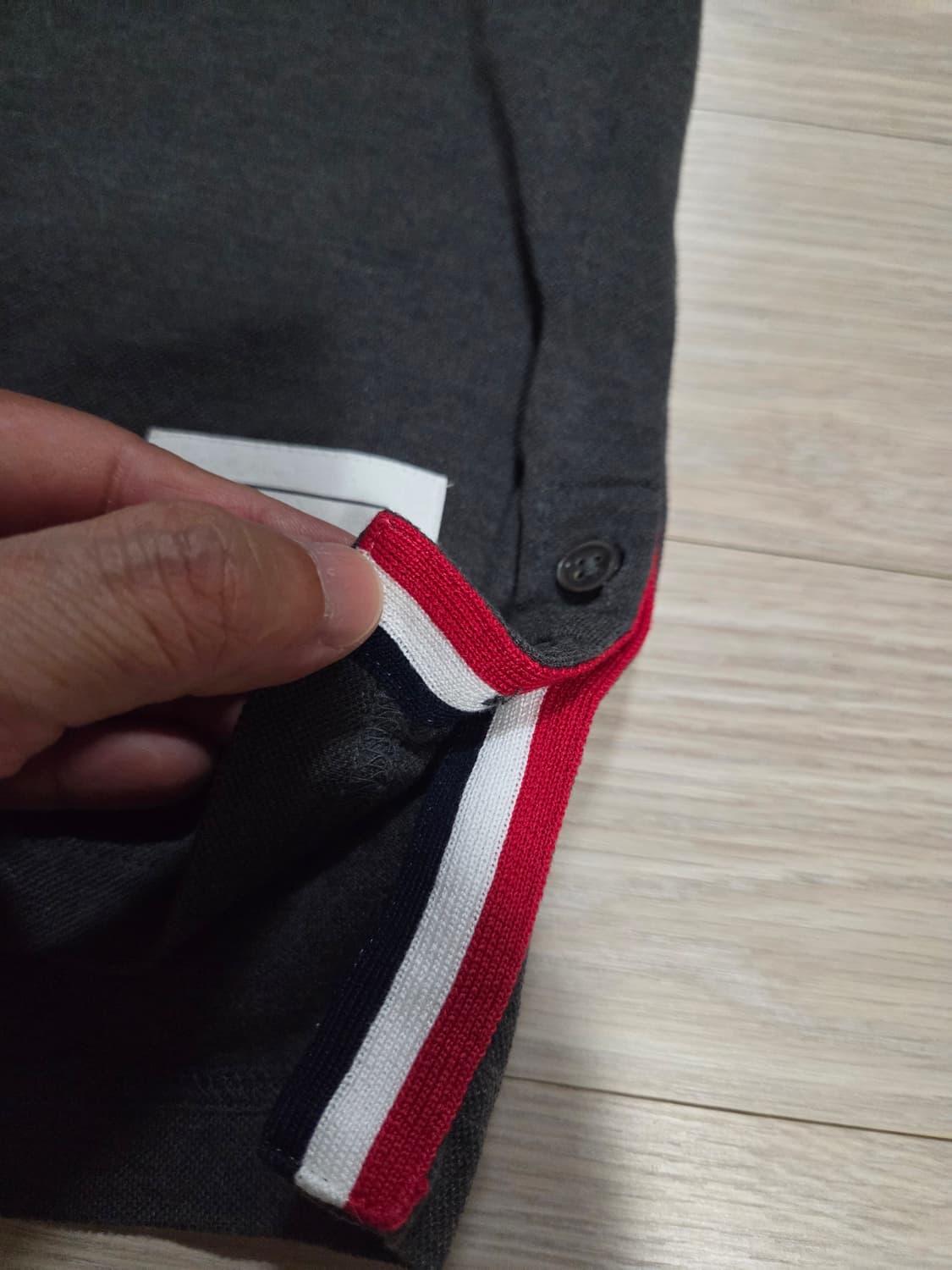 ​[Thom Browne] 톰브라운 다크 그레이 피케 폴로 셔츠 상품이미지6
