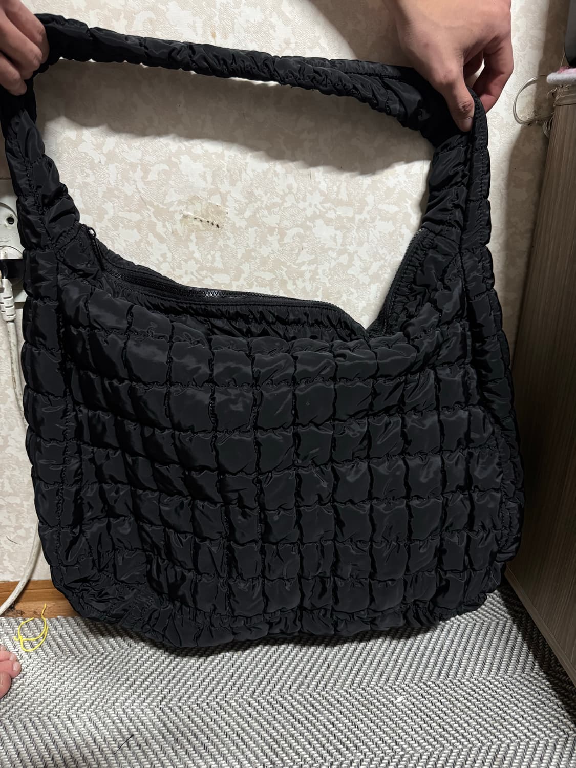 COS 코스 퀼팅 오버사이즈 숄더백 블랙 상품이미지1