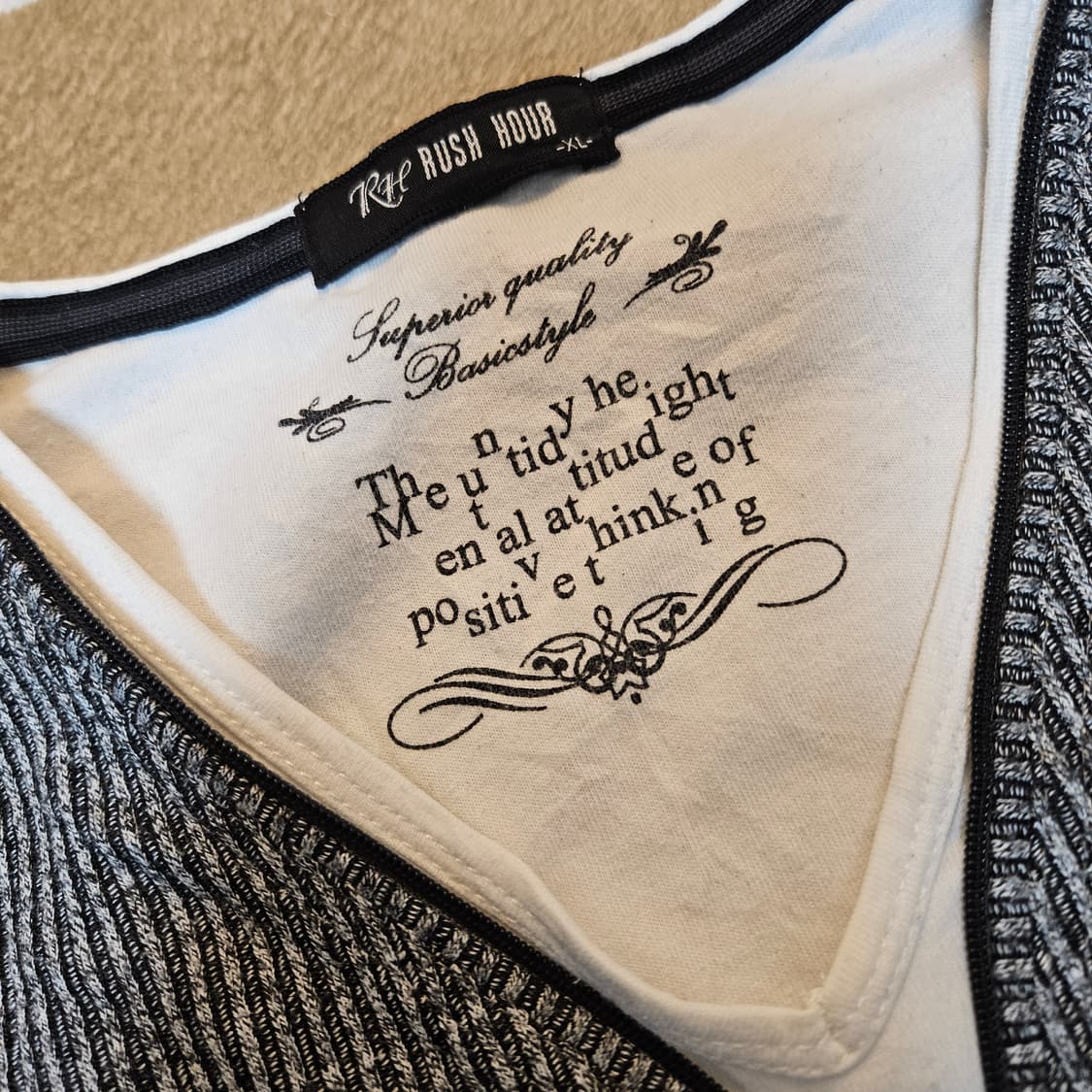 LUSH HOUR in Japan 브이넥 레이어드 지 집업 긴팔티셔츠 상품이미지5