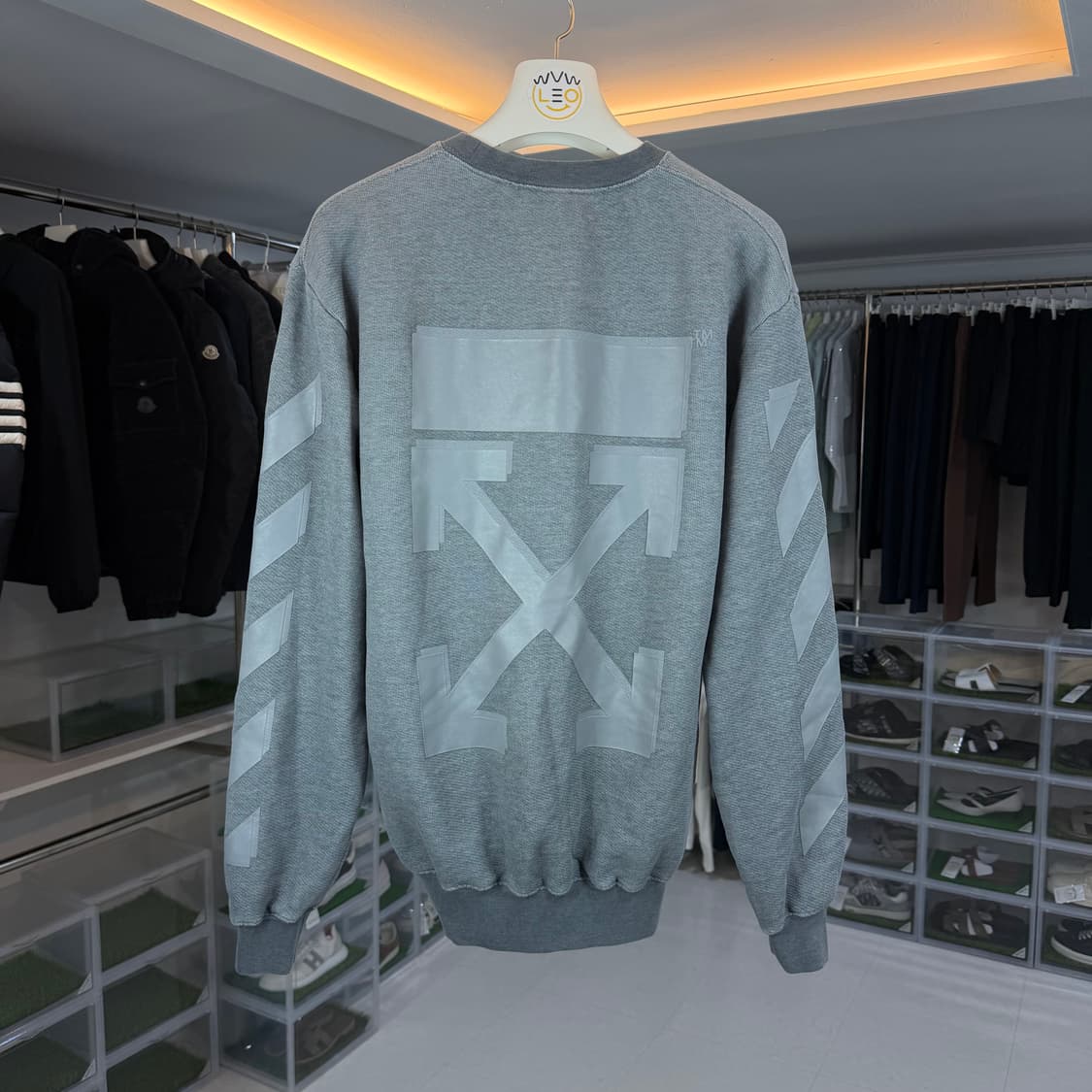 [리오브] 오프화이트 그레이 애로우 맨투맨 상품이미지1