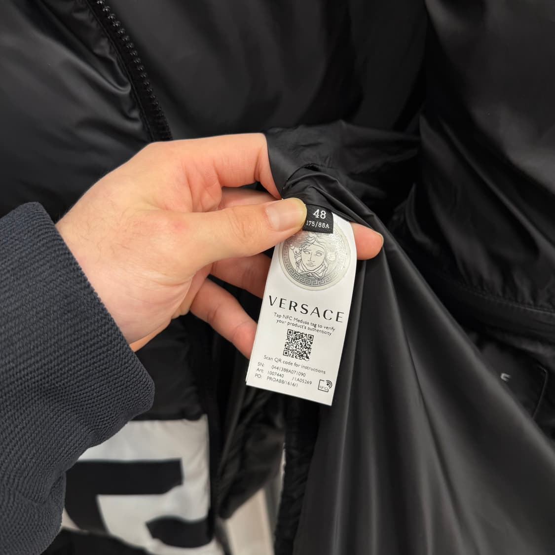 [48/백화점판] 베르사체 메두사 와펜 패딩 블랙 상품이미지5