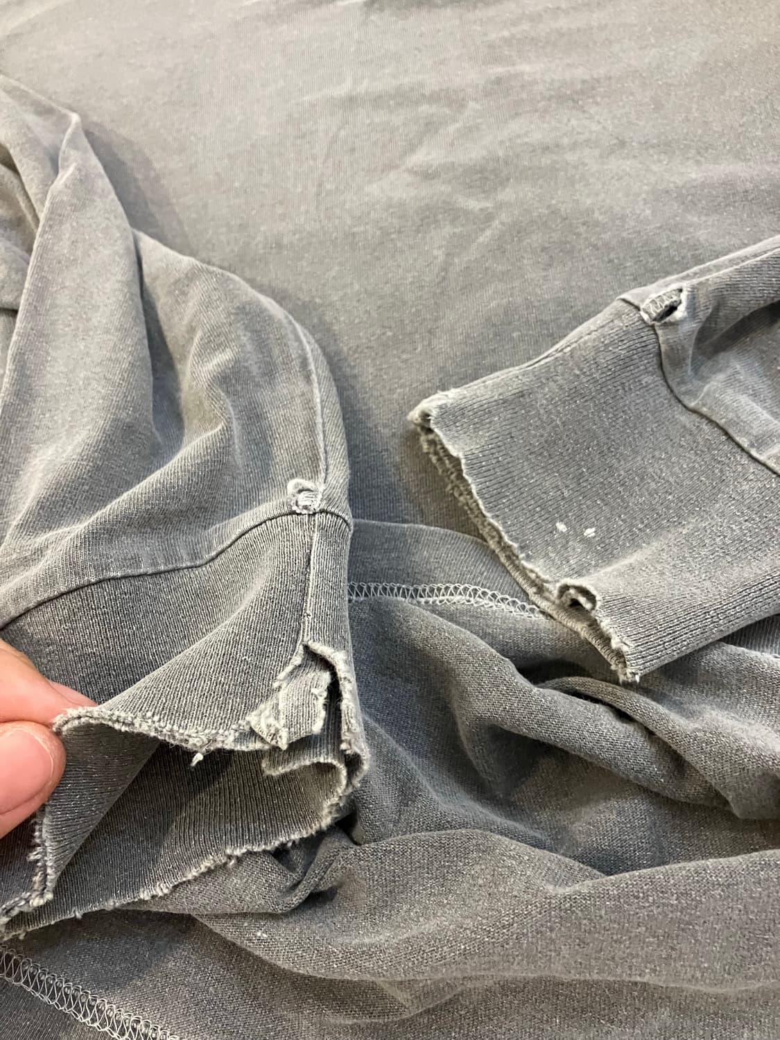 카브엠트 디스트레스드 프린팅 피그먼트 롱슬리브 그레이 상품이미지8