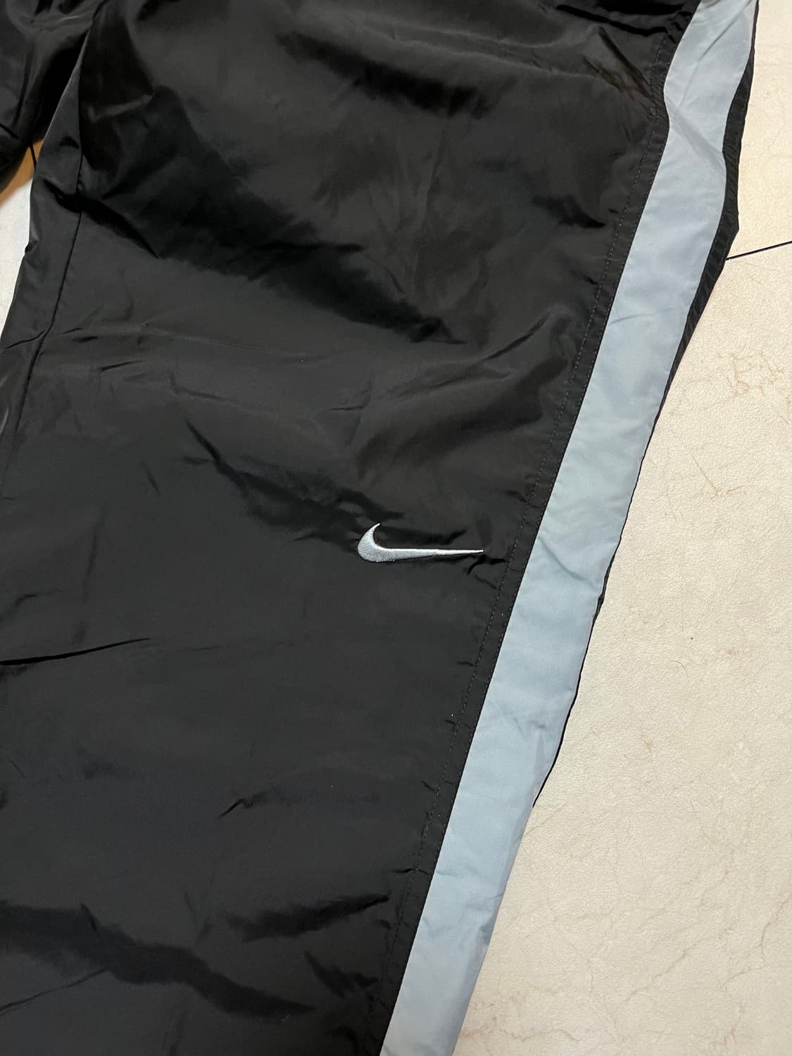 2004 나이키 스우시 자수 세미와이드 트랙팬츠 상품이미지2