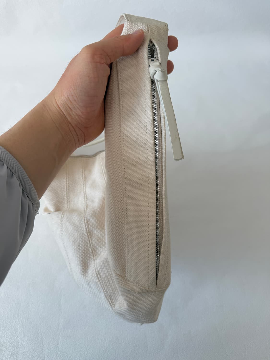 Pre owned 캔버스 크로아상백(큰 사이즈, 안감 얼룩) 상품이미지4