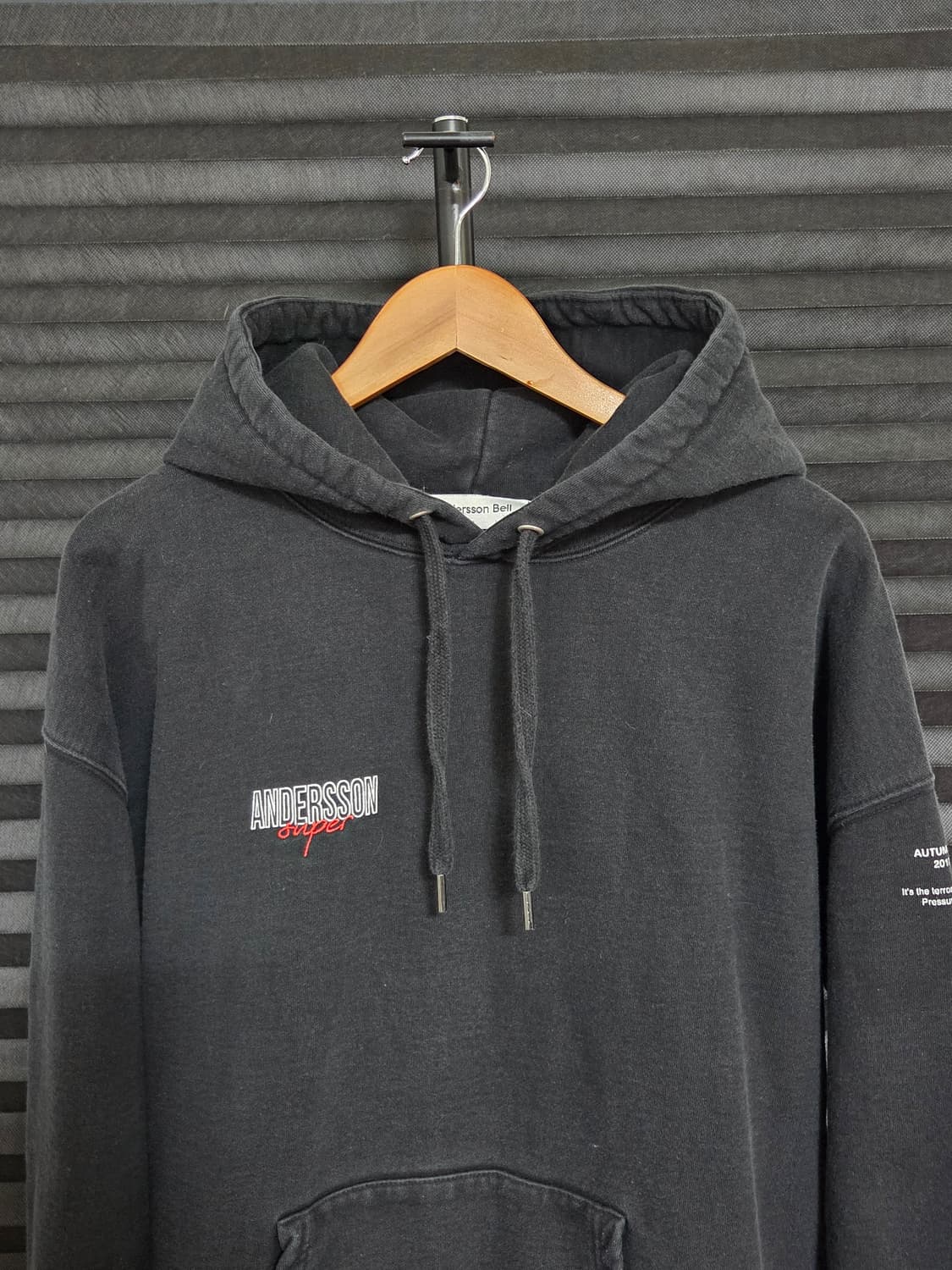 [앤더슨벨] 유니섹스 17A/W 메인 라벨 후드티 | 00122 상품이미지2