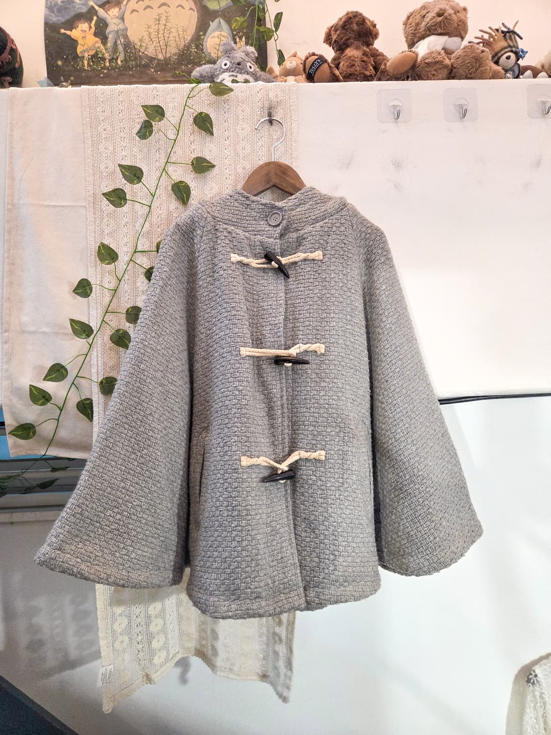 그레이 토글 버튼 케이프 코트 상품이미지1