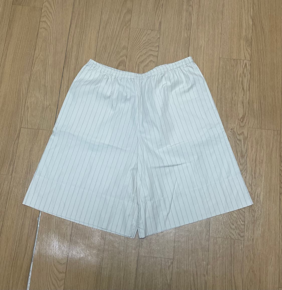 COS 코스 핀스트라이프드 니-레노스 쇼츠 크림(40) 상품이미지4