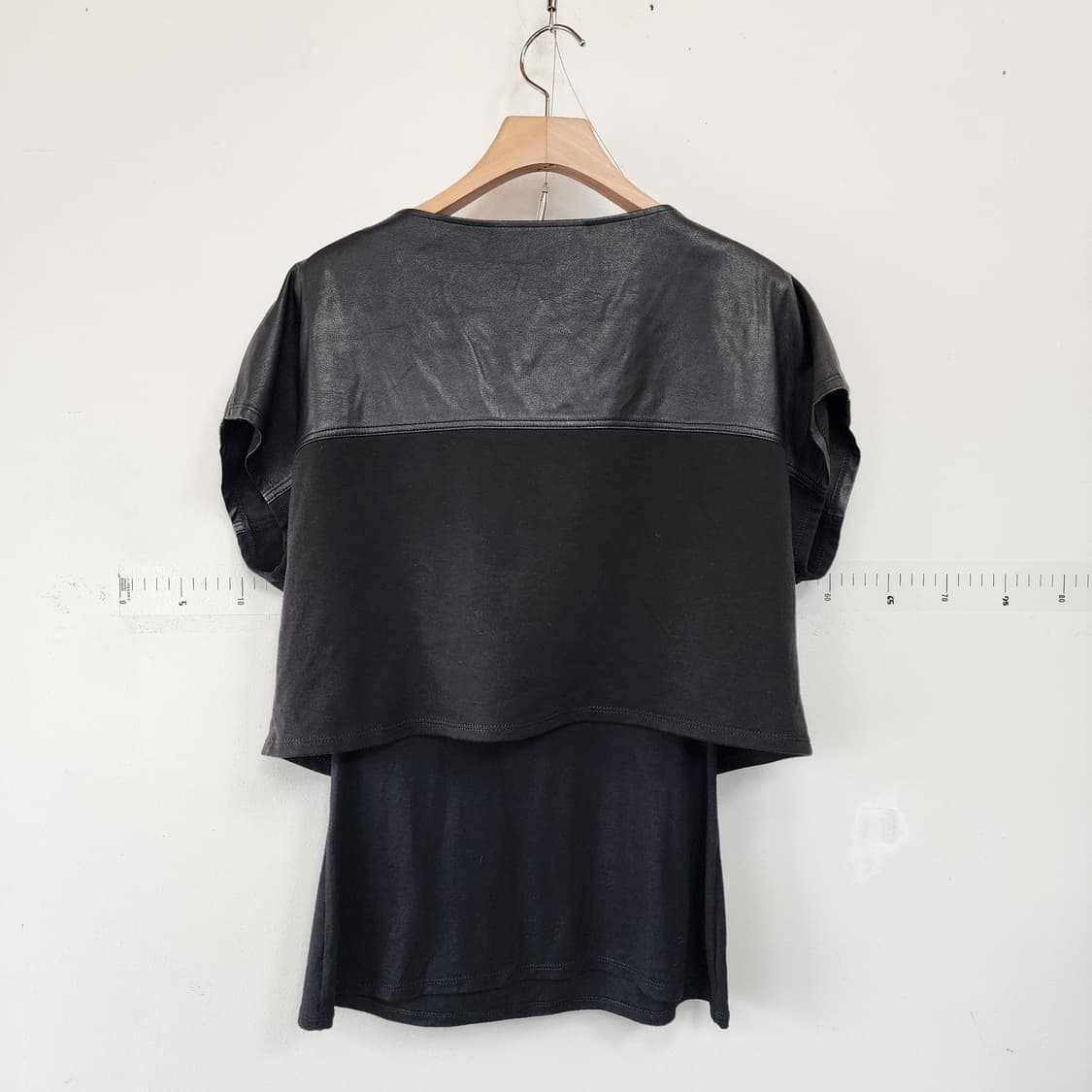BCBG 가죽 배색 블랙 티셔츠 상품이미지4