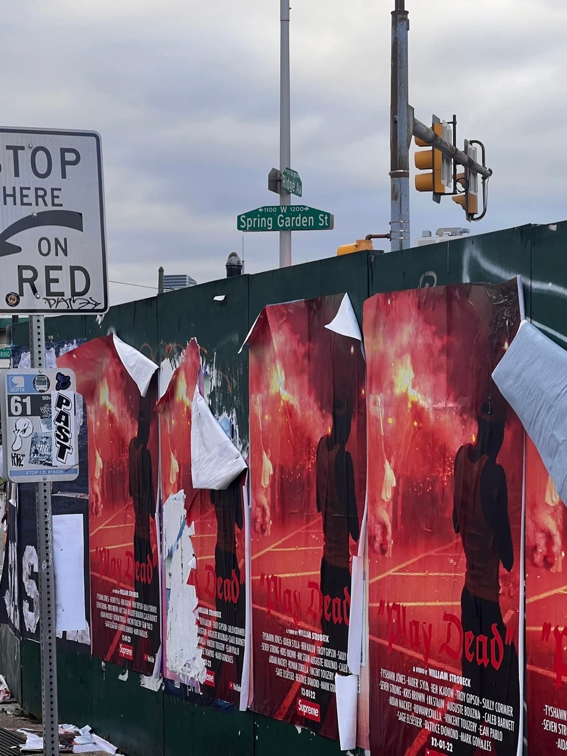 슈프림 “Play Dead” 포스터 정품 (액자포함) Supreme 상품이미지2