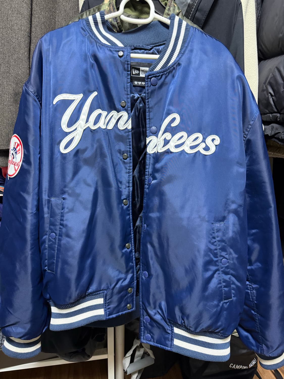 뉴에라 바시티 자켓 팝니다. 상품이미지2