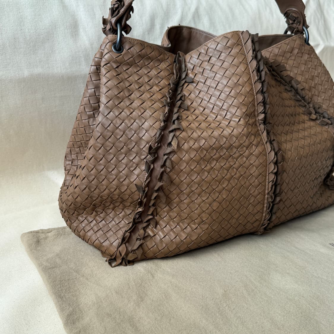 보테가 베네타 인트레치아토 라지 나파 프린지백 상품이미지3