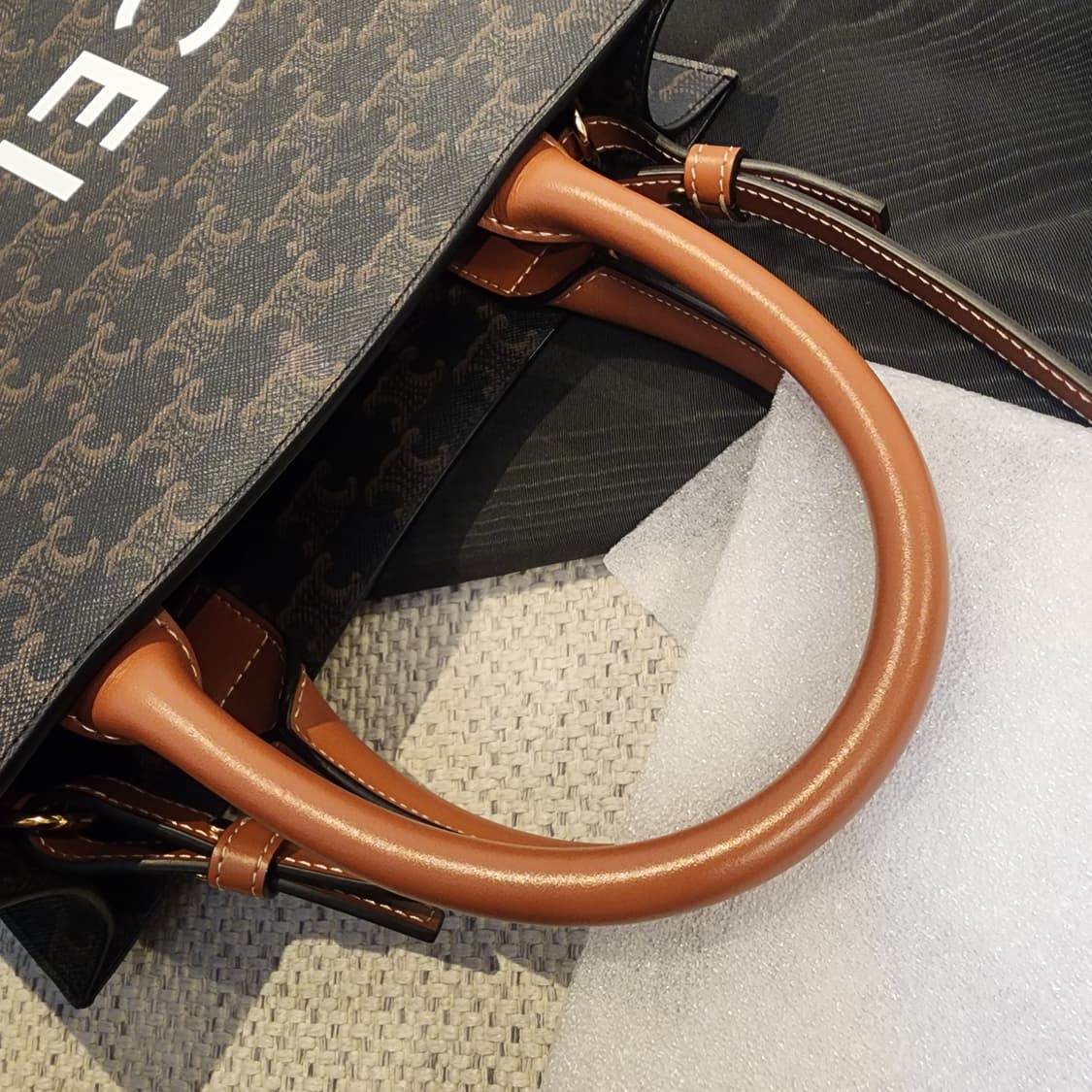 새상품급 셀린느 트리오페 캔버스 버티컬 카바스 스몰 토트백 블랙 탄 상품이미지8