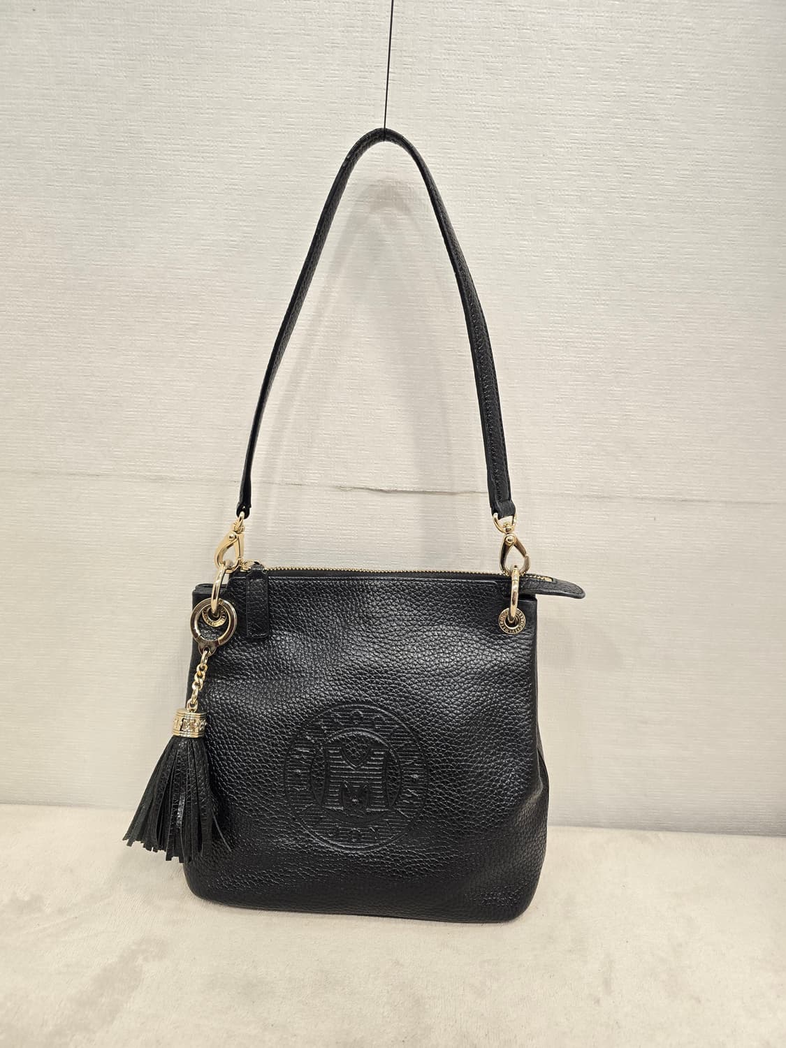 메트로시티 블랙 가죽 숄더백 태슬 장식 상품이미지1