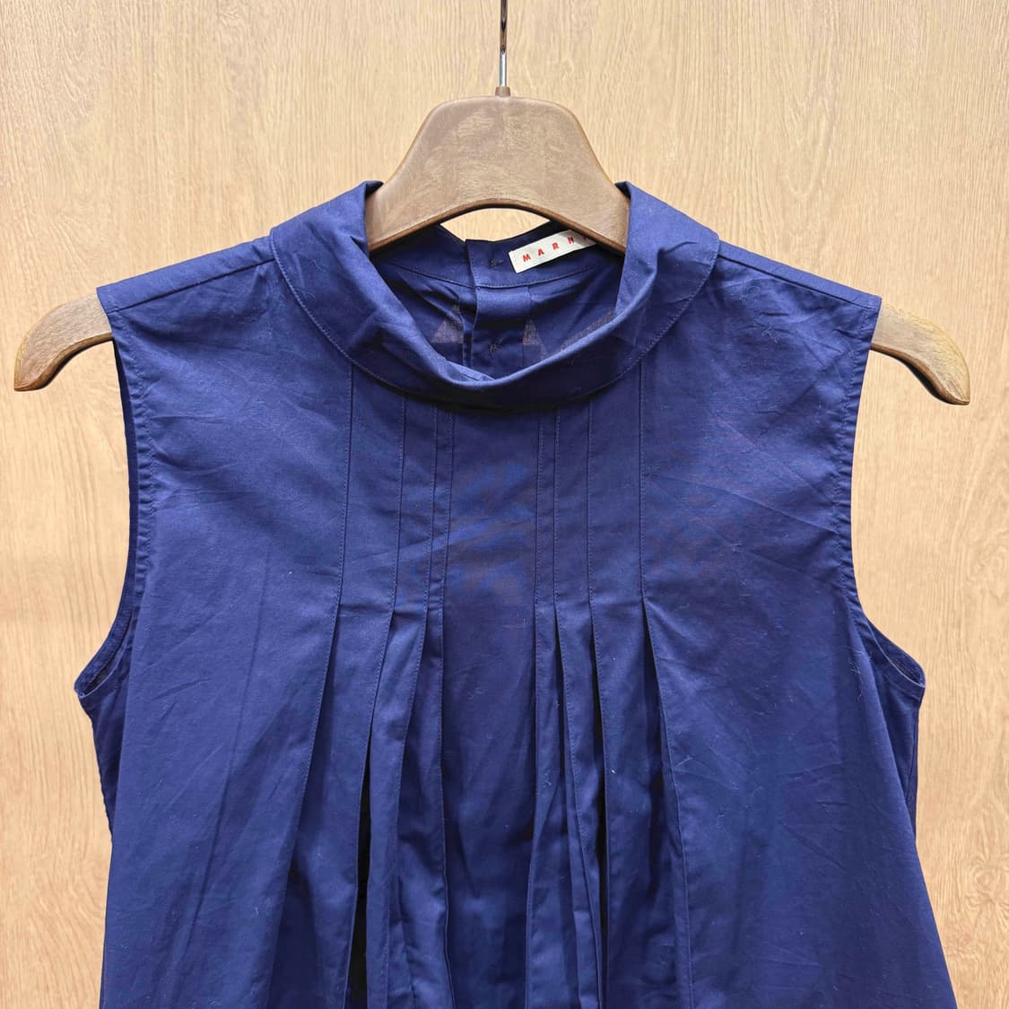 마르니 유니클로 콜라보 핀턱 플리츠 슬리브리스 블라우스 네이비 상품이미지4