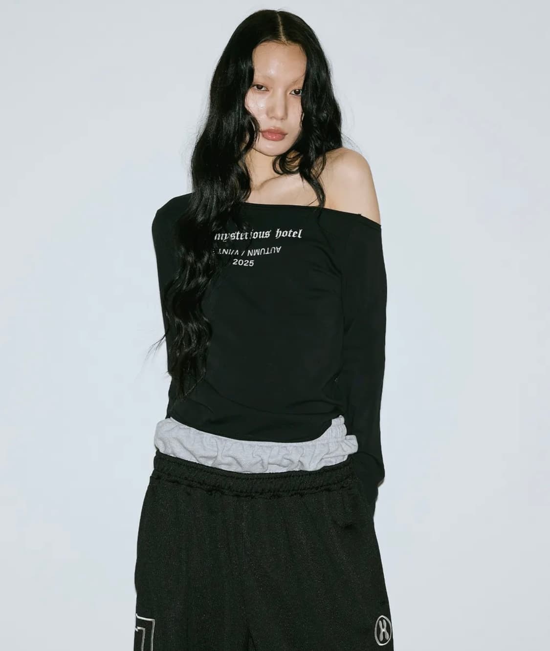 미스테리어스호텔 오프숄더티 블랙 상품이미지1