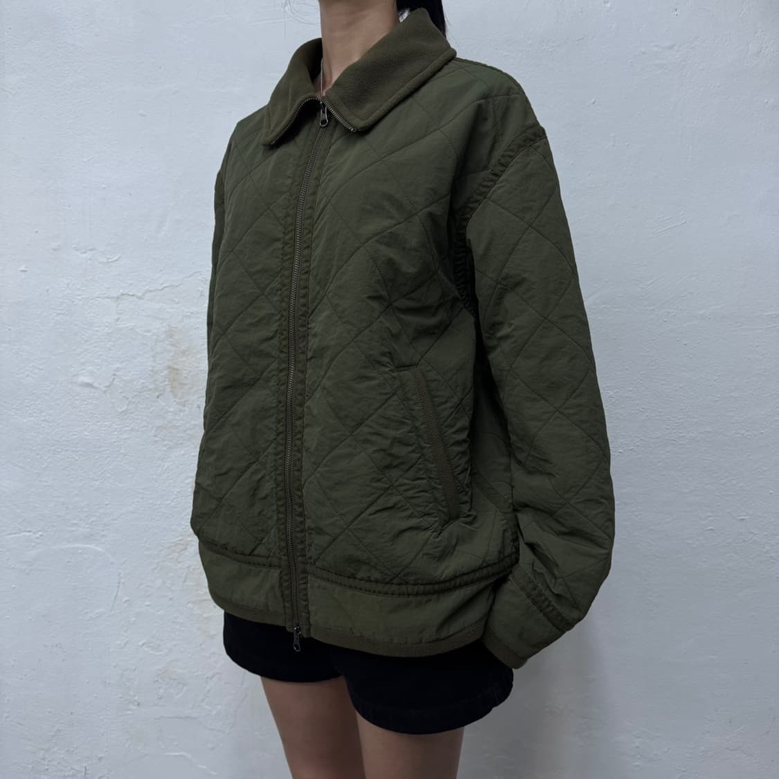 빔즈(BEAMS) 24fw 올리브컬러 나일론 플리스 양털 퀄팅 자켓 상품이미지1