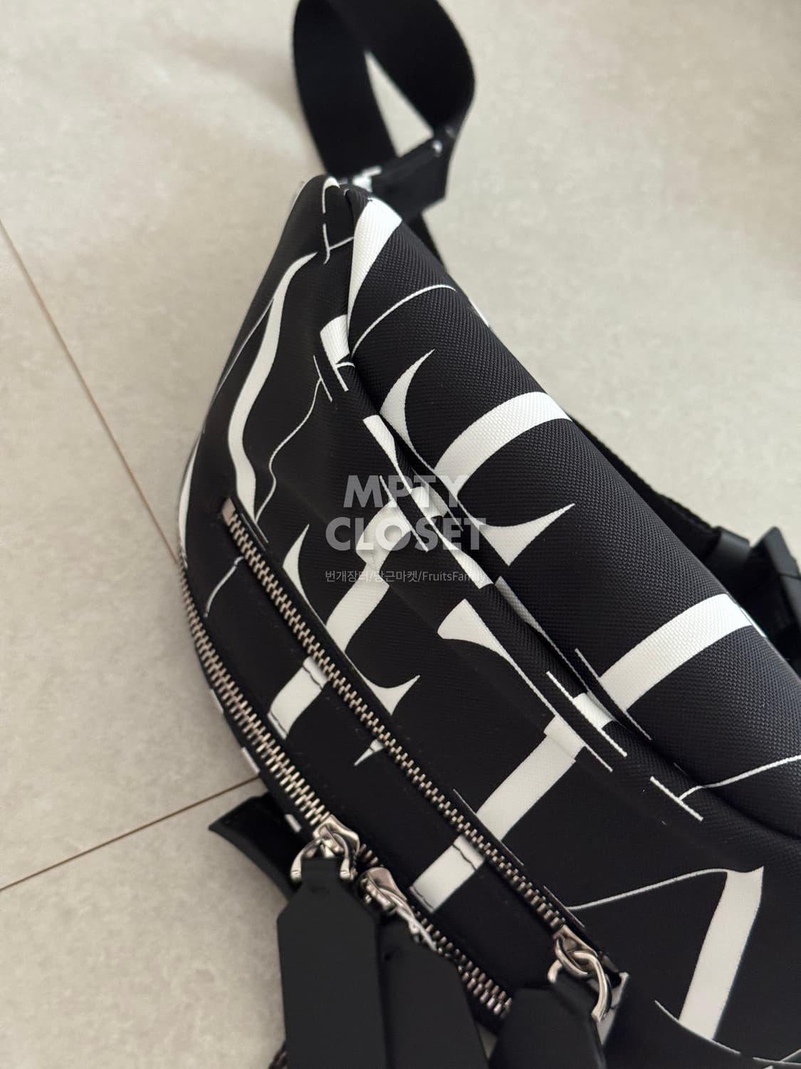 발렌티노 Times 로고 범백 벨트백 상품이미지4