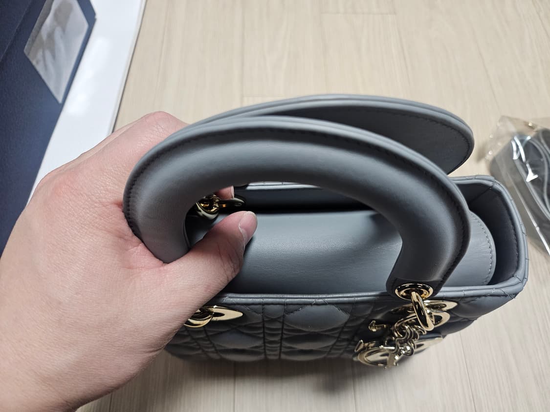 디올 레이디백 미니 블루 그레이 램스킨퀼팅백 상품이미지3