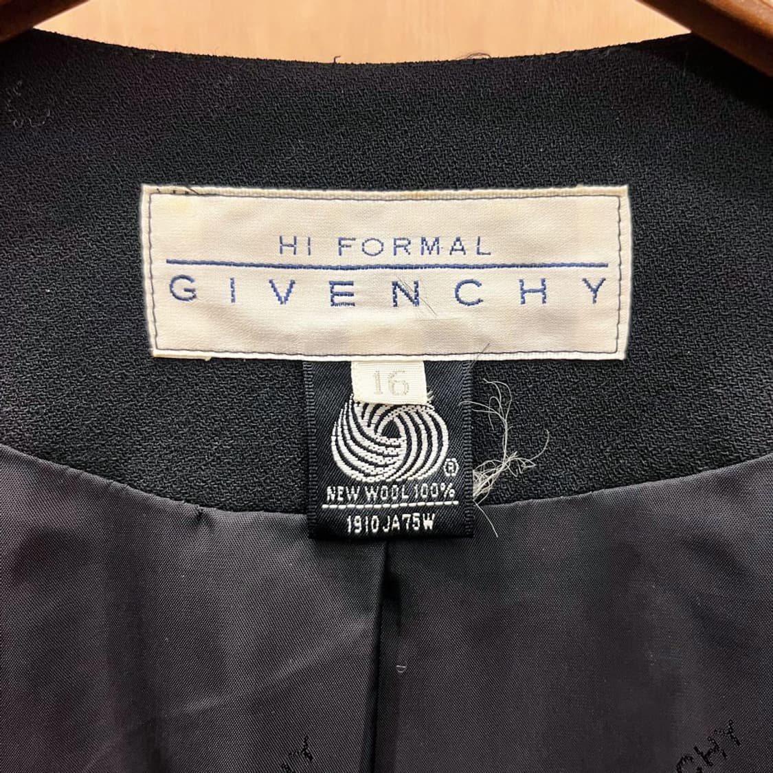 지방시 오픈 프론트 노카라 자켓 입체 자수 트리밍 숄더 패드 디테일 블랙 상품이미지5