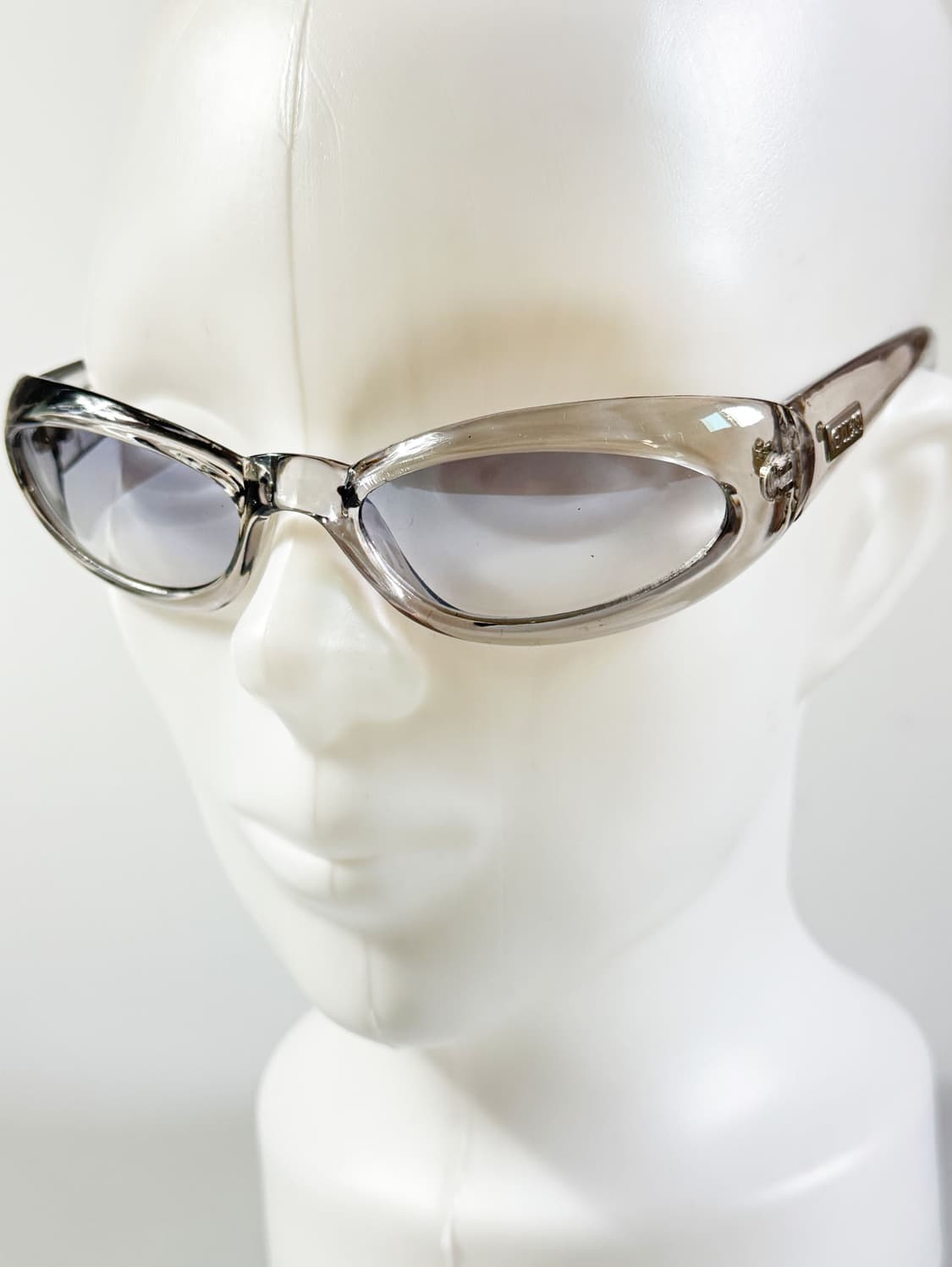 게스 볼드 오벌 클리어 프레임 틴트 빈티지 선글라스 상품이미지9