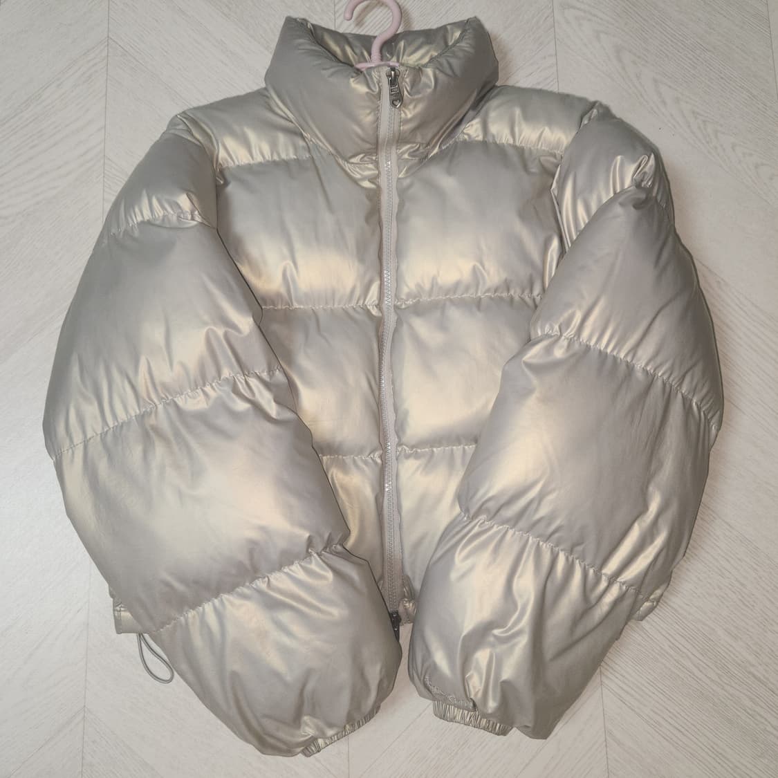 비터셀즈 BITTERCELLS 글로시 크롭 푸퍼 패딩 숏패딩 자켓 실버 상품이미지1