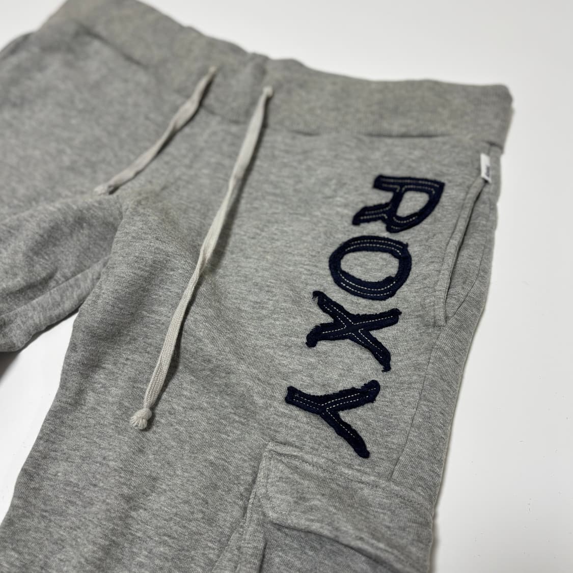 록시(ROXY) 빈티지 로고 그래픽 카고 스웨트 팬츠 상품이미지2