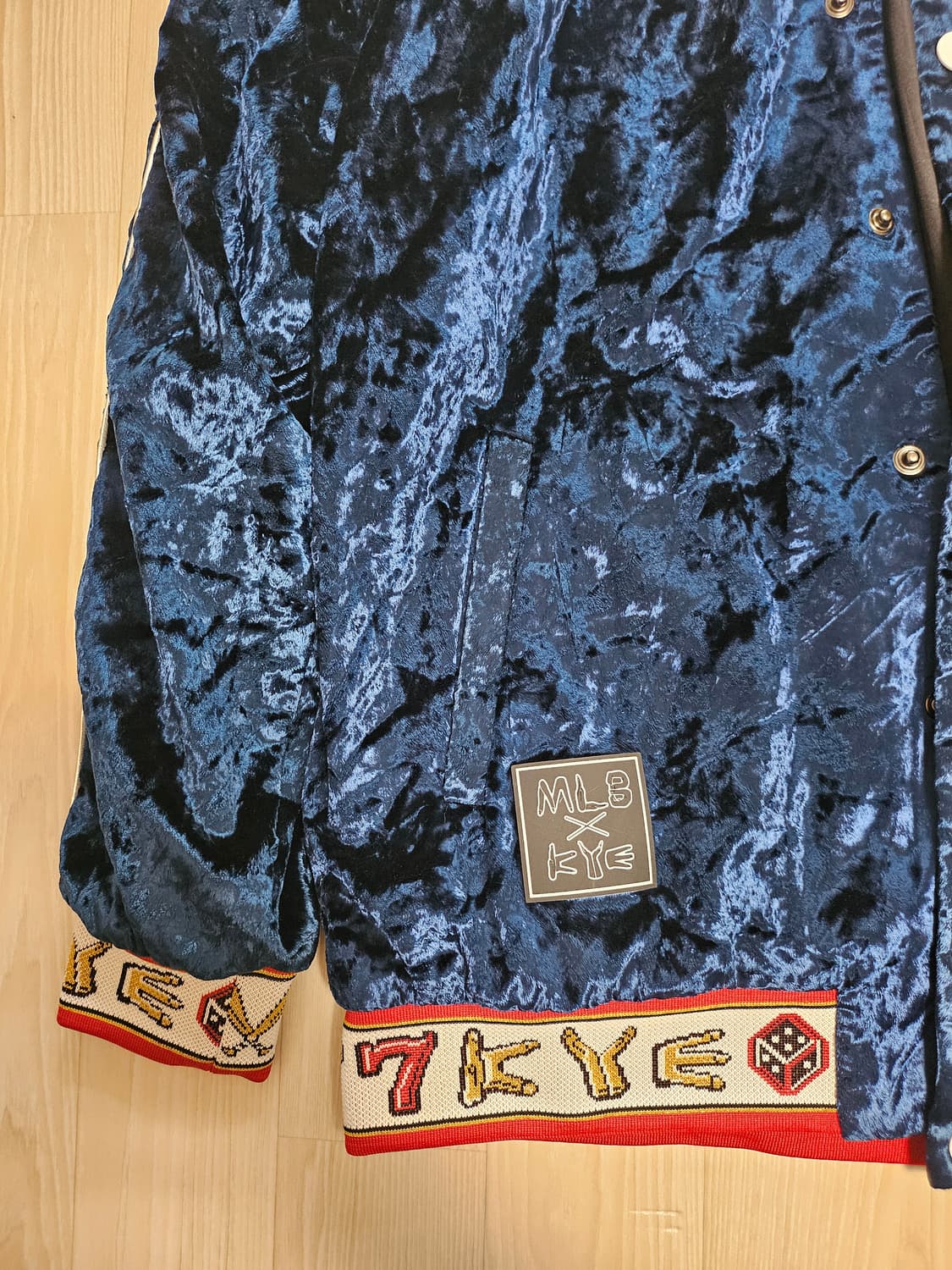 MLB와 KYE 콜라보 벨벳 스타디움 자켓 상품이미지3