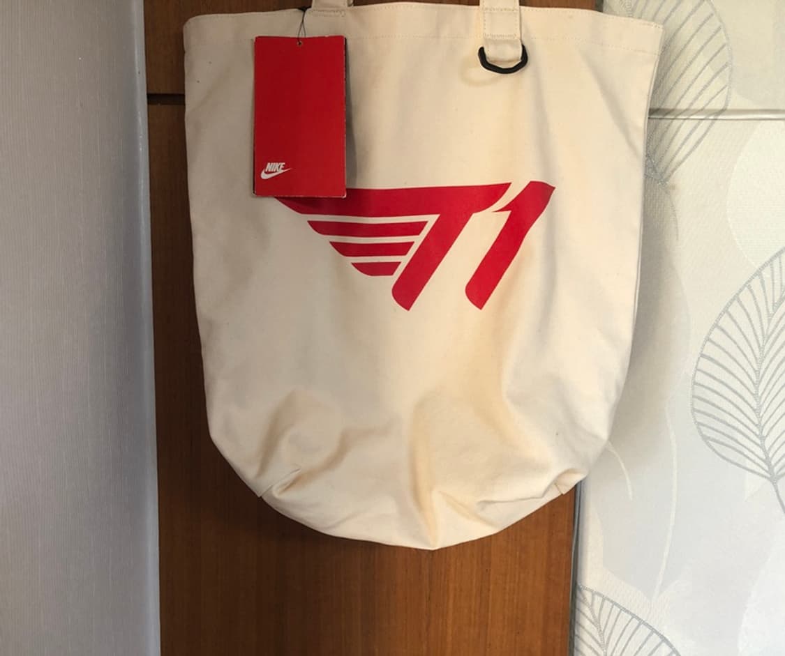 나이키X티원(T1) 콜라보컬렉션 헤리티지 토트백 상품이미지3