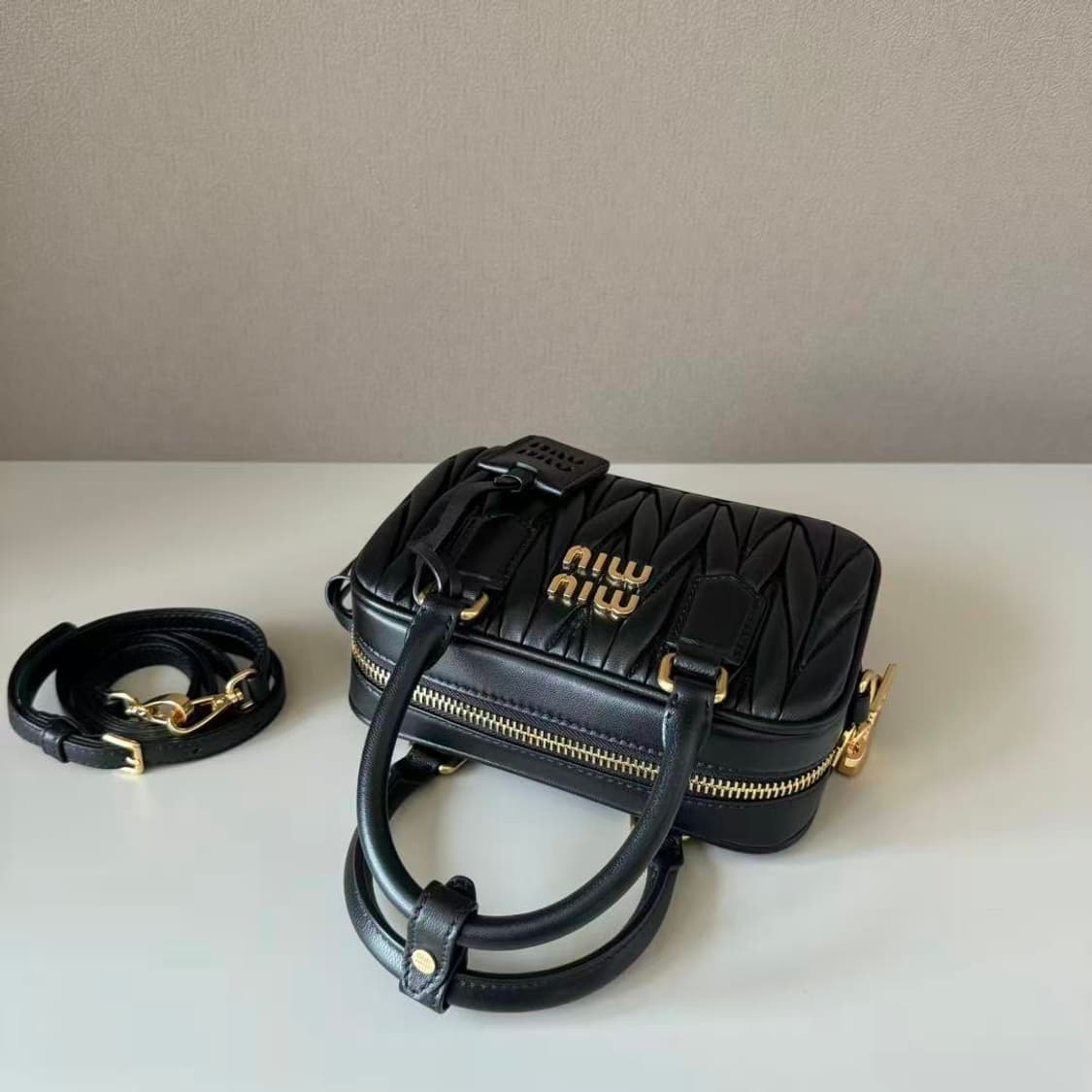 미우 미우 마테라쎄 나파 가죽 탑 핸들백 블랙"📢 상품 설명 및 거래  상품이미지3