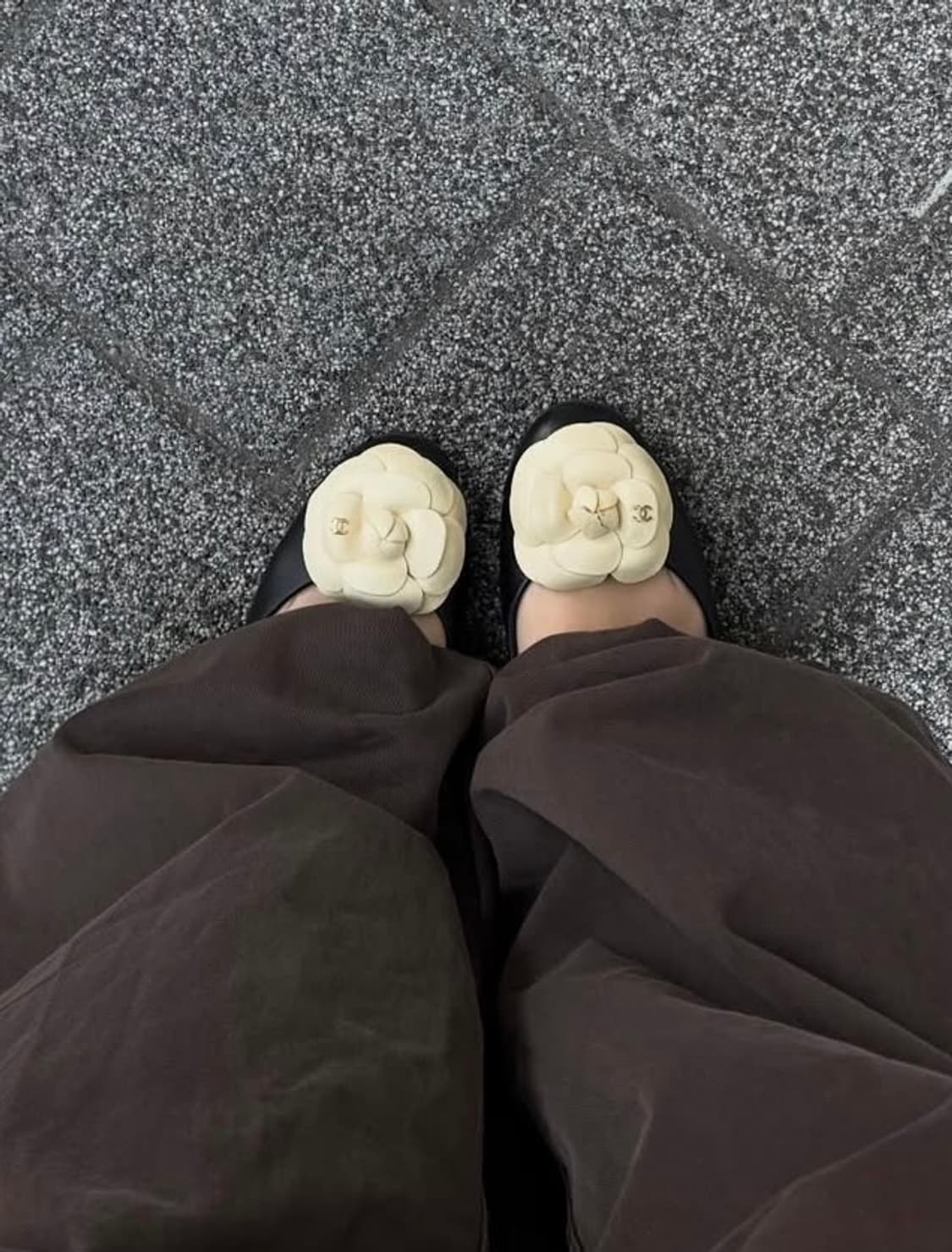 샤넬 까멜리아 블랙 램스킨 발레리나 플랫 36C 상품이미지1