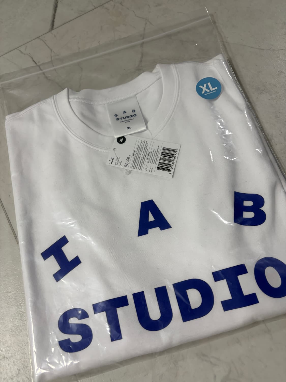 아이앱 스튜디오 조크 티셔츠 화이트 네이비 - 도산 스토어 한정 상품이미지3