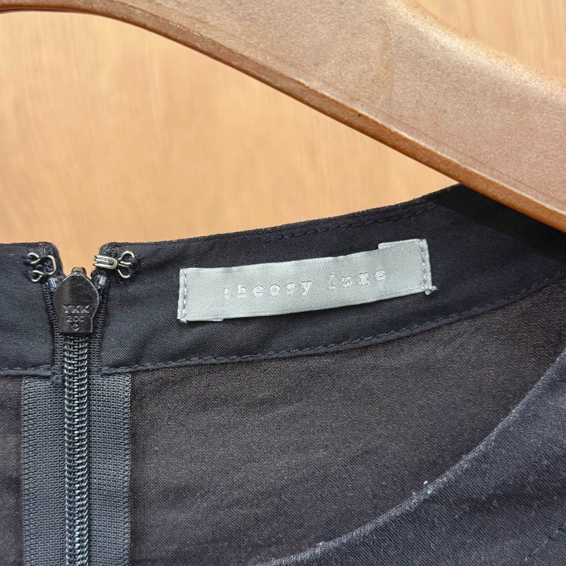 띠어리 럭스 반팔 블라우스 백 지퍼 미니 포켓 디테일 블랙 상품이미지7