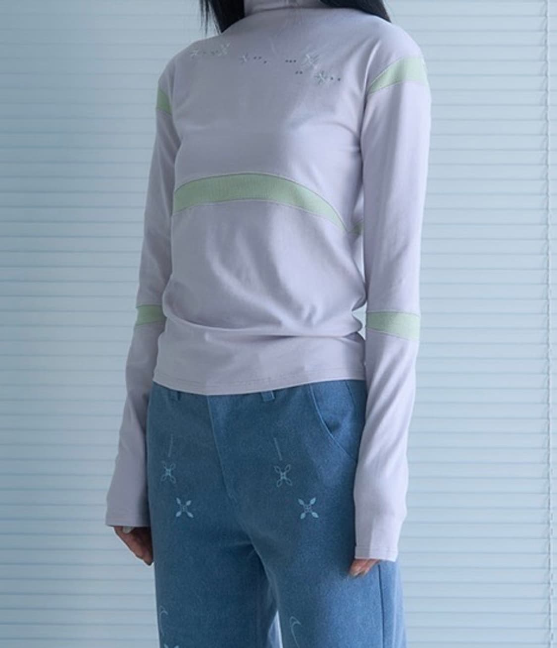 Suhsuh_ FLOWER EMBROIDERY MOCKNECK T-SHI 상품이미지2