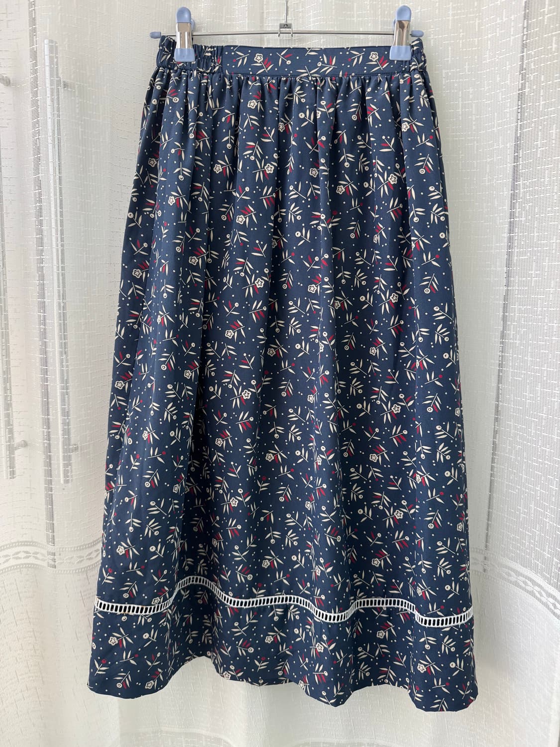 네이비 플라워 패턴 레이스 롱치마 상품이미지1