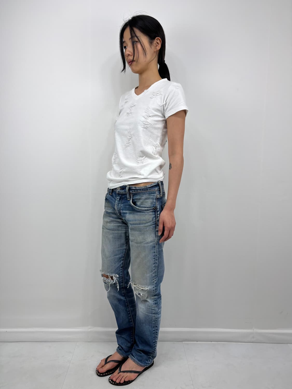 DISTRESSED V NECK TEE 상품이미지5