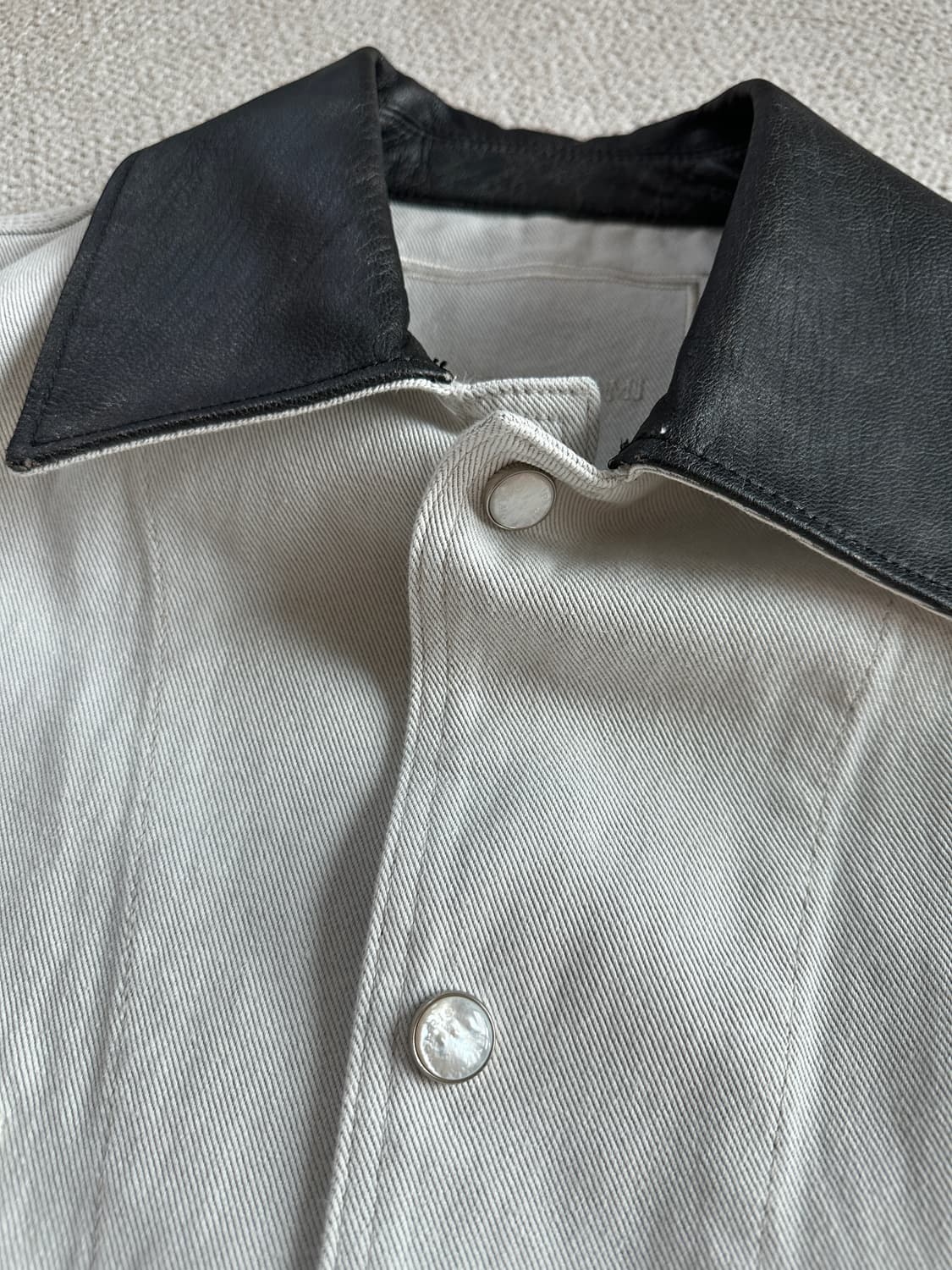 [50] 우영미 25SS 화이트 레더 칼라 데님 코트 상품이미지4