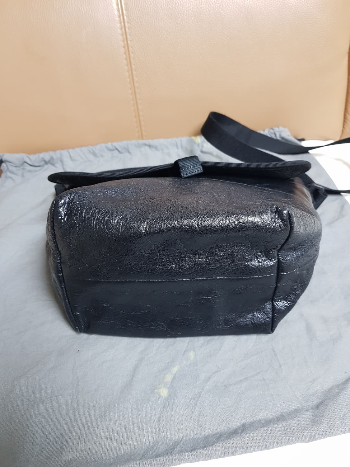 발렌시아가 익스플로러 스몰 메신저백 크로스백 블랙 상품이미지4