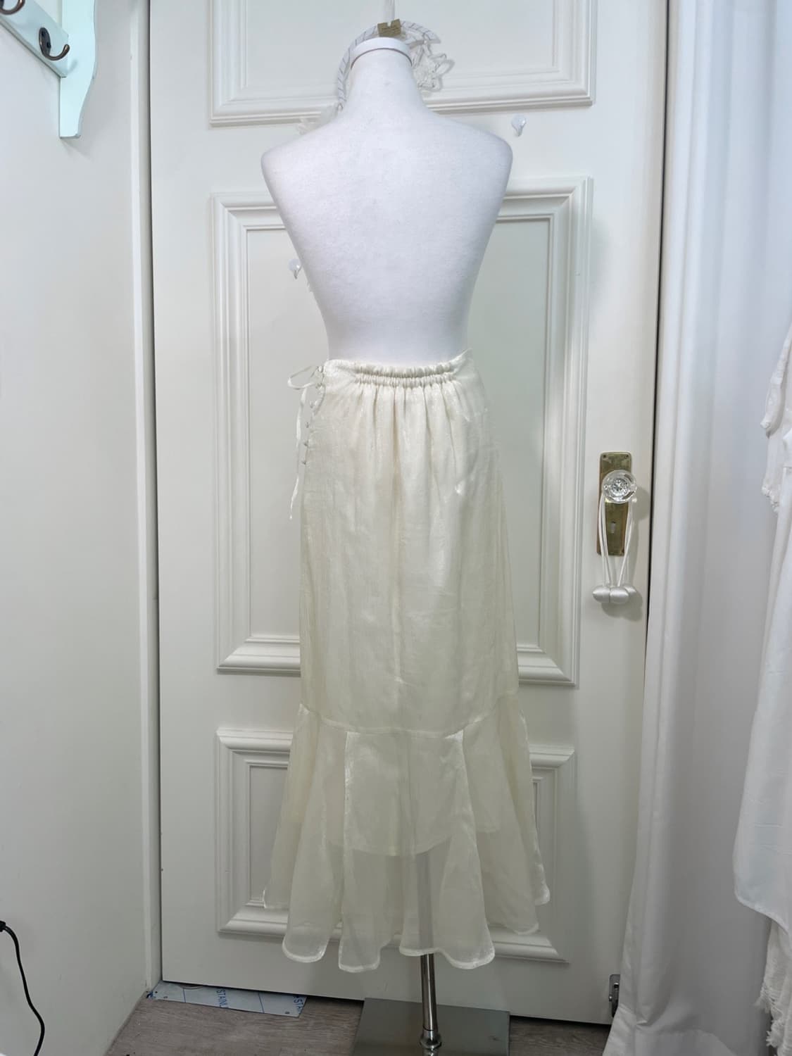 ivory ruffle side button bow point long 상품이미지3