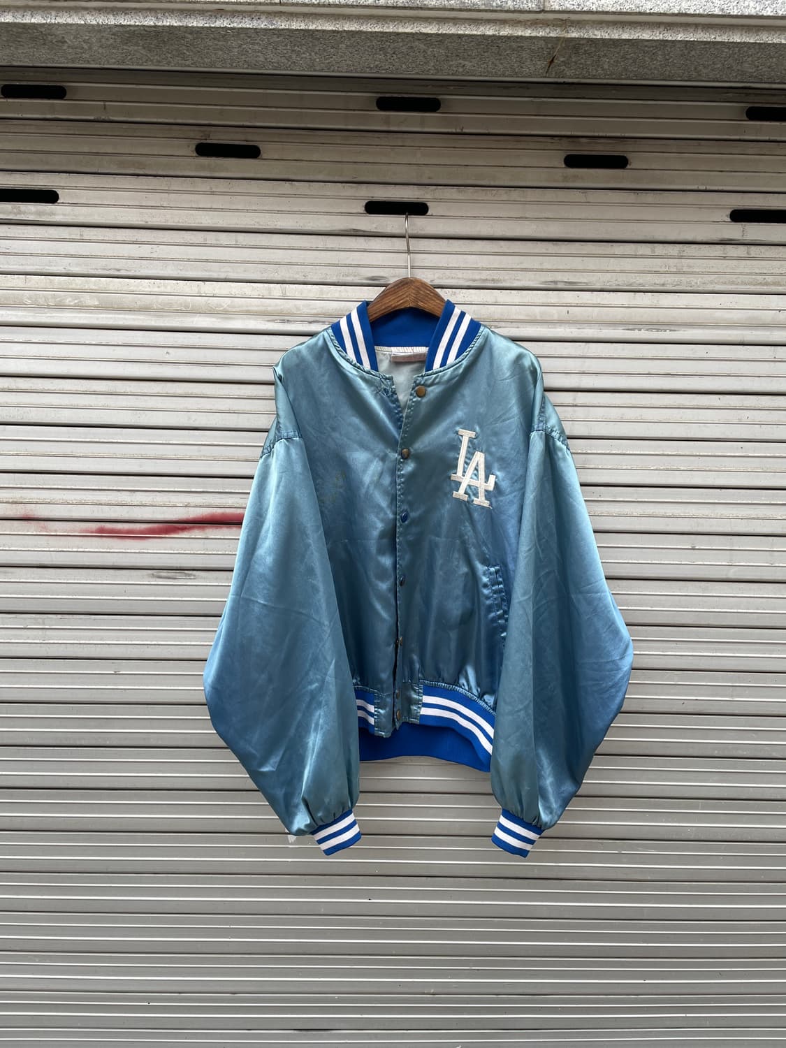 90s L.A. Dodgers Hard Faded Satin Jacket 상품이미지4