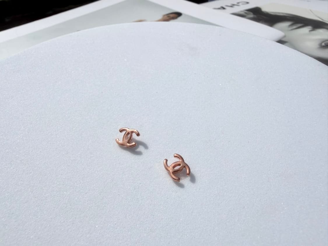 샤넬 미니 로고 이어링 골드 상품이미지7